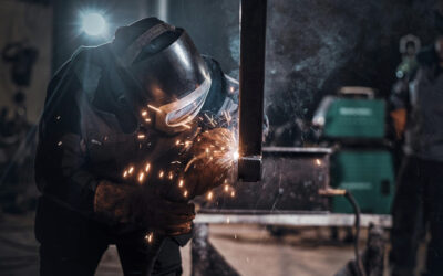 Praca spawacza w energetyce i przemyśle ciężkim – jak wygląda dzień na budowie?